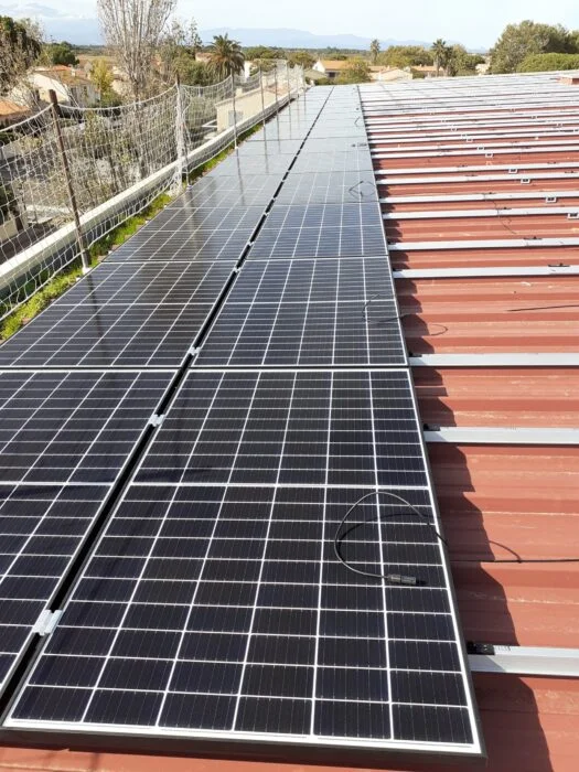 Photo gymnase Coubertin à Canet en Roussillon (66) ‐ Installation photovoltaïque sur toiture en revente totale. SPL PERPIGNAN MEDITERRANEE