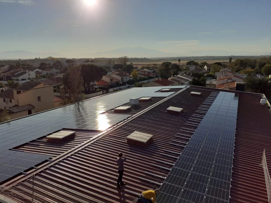 Photo gymnase Coubertin à Canet en Roussillon (66) ‐ Installation photovoltaïque sur toiture en revente totale. SPL PERPIGNAN MEDITERRANEE