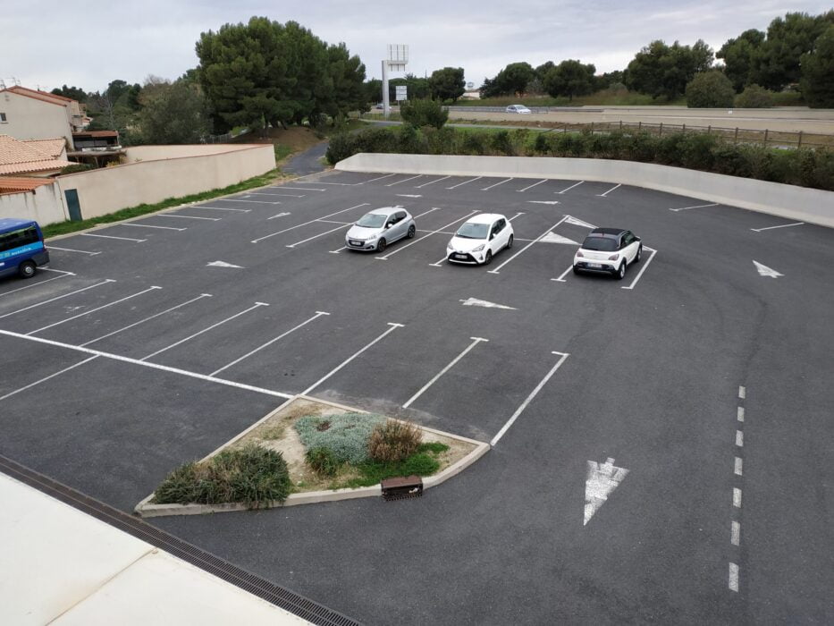 Photo parking piscine Arlette Franco à Canet-en-Roussillon pour le projet d'installation d'ombrières photovoltaïques