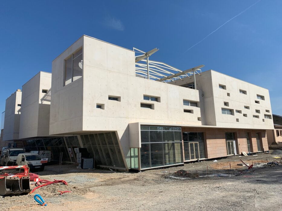 Photo lors de la construction des locaux de l'Idem au Soler (66)