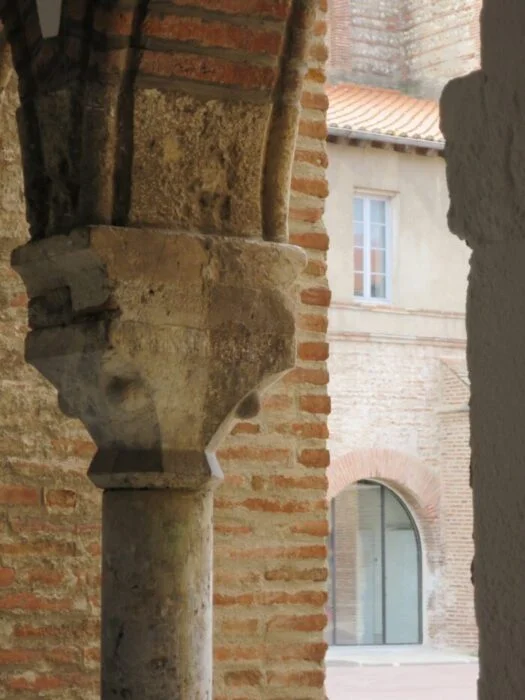 Poutre en pierre à l'ancienne caserne mangin Perpignan