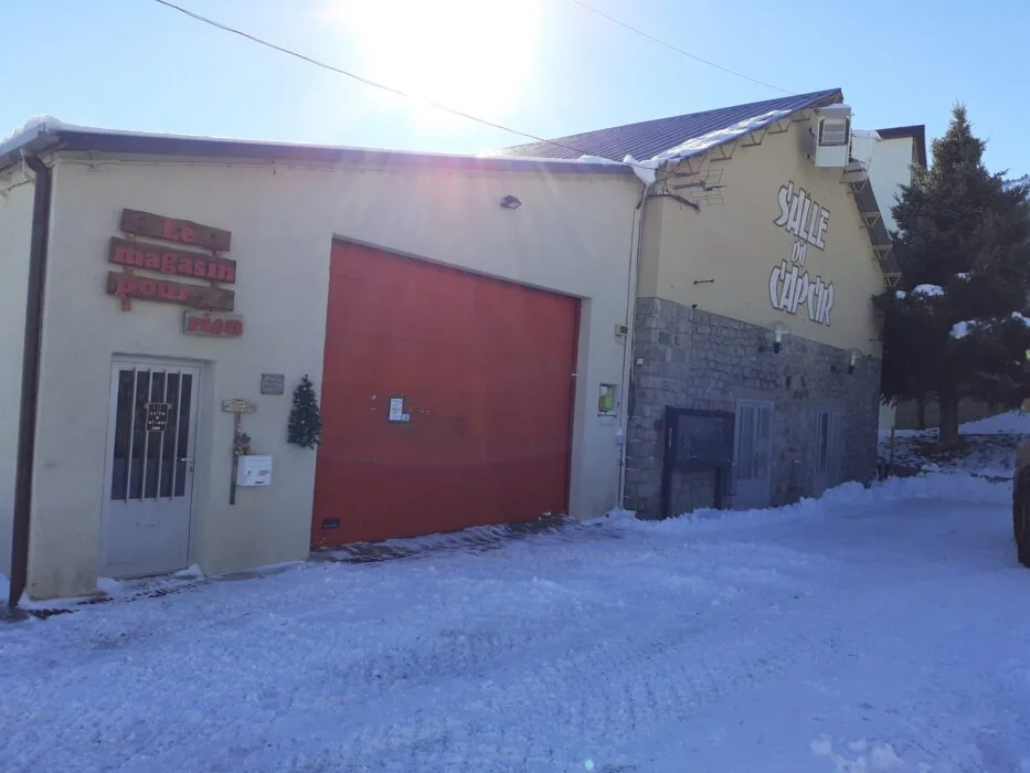 Photo façade de la salle du capcir dans la commune des Angles dans les Pyrénées-Orientales
